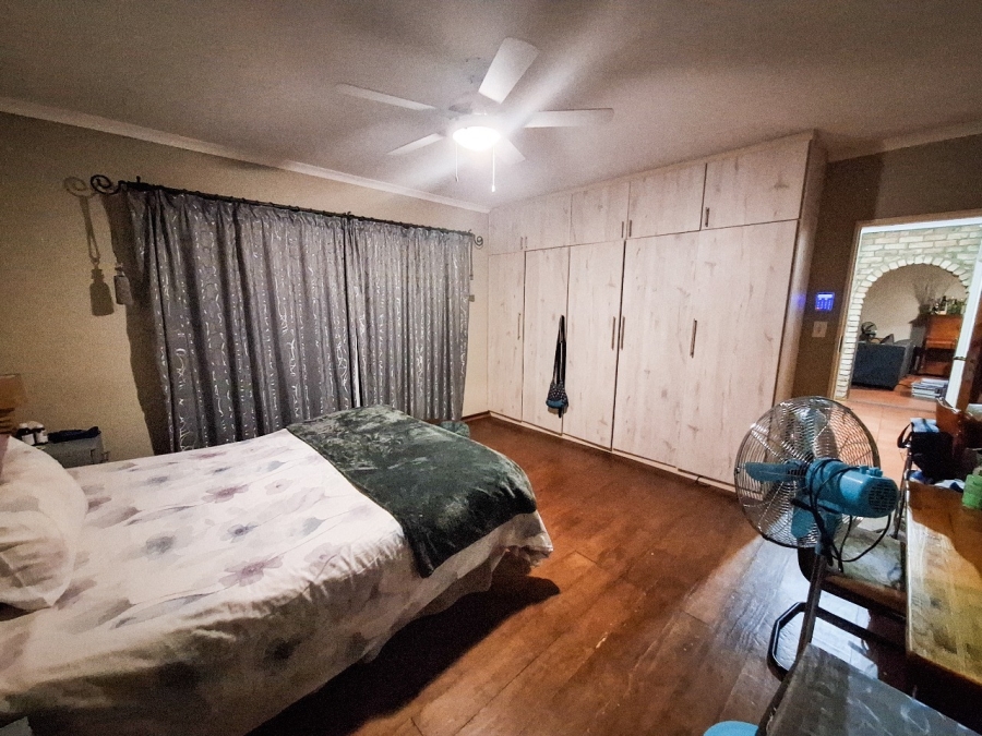 4 Bedroom Property for Sale in Kannoniers Park North West